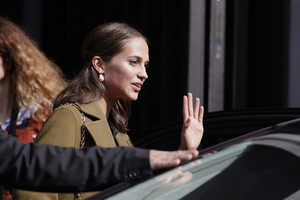 59cebbbbd32bb_AliciaVikanderEuphoriaPressConferencegJMH7fXmq6Nx.thumb.jpg.f6bbcf1362139466c9222272395459a6.jpg