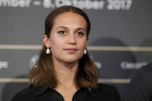59cebf9c6364d_AliciaVikanderEuphoriaPressConferenceiTILRnoTv1mx.thumb.jpg.622d01b78fa3b6688ffba187eb25667d.jpg