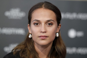 59cebfae7679b_AliciaVikanderEuphoriaPressConferenceoBXqBEiX7oVx.thumb.jpg.2992e12c809ea0b386c8a9394ad77421.jpg
