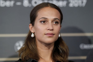 59cebfdfb7e18_AliciaVikanderEuphoriaPressConference6ZO4mBNkaB1x.thumb.jpg.597ecad64990853f4bd61302e4d6edd3.jpg