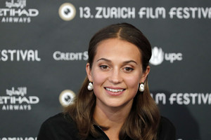 59cebffc0ee66_AliciaVikanderEuphoriaPressConferenceygpDn_C0ZNax.thumb.jpg.831fbfc2ef742479626732e10161ae93.jpg