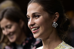 59cec1b4511d5_AliciaVikanderEuphoriaPremiere13thZurichUFRWzF8K1Jux.thumb.jpg.c09f69b910c0037c33ee3ad438f7c754.jpg