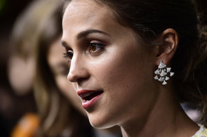 59cec1d279b72_AliciaVikanderEuphoriaPremiere13thZurichJuwEOdqiWxXx.thumb.jpg.8b37a91a8ae8ca4e23693bc4de0cb36a.jpg
