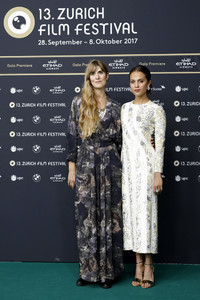 59cec4815f14f_AliciaVikanderEuphoriaPremiere13thZurichVVOijyQOj3Wx.thumb.jpg.a011c74392e7546de2da2d4bfa9bd5b6.jpg