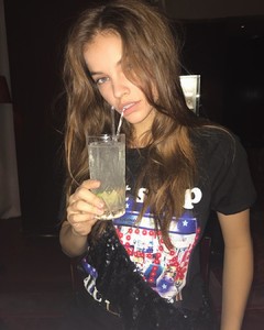 59cff409c86d1_2017-09-30realbarbarapalvin-Drinksonme-cantwaitfortonight.thumb.jpg.0cd5b21d393670e5846fd8cc929a5252.jpg