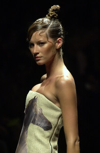 6_chloe-ss-2001-7_html.thumb.JPEG.ec9eff346b3493d472818d4edaa3c2f8.JPEG