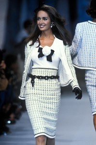 8_chanel-ss-1992-2_html.thumb.JPEG.c1112b530ddfd11a43d57a830ac5b883.JPEG