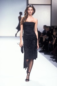 8_valentino-fw-2000-9_html.thumb.JPEG.03a046d8cd28886a77e12dc090d833ec.JPEG