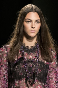 Anna_Sui_Spring_2018_Details_Lq_Tln_GQQDOFx.jpg