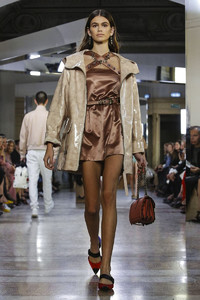 Bottega-Veneta-RTW-SS18-Milan-6201-1506160945-bigthumb.thumb.jpg.dac419e50ea892021e7e6e38aced2a09.jpg