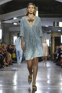 Bottega-Veneta-RTW-SS18-Milan-6267-1506161000-bigthumb.thumb.jpg.6e083420aeac7c7e696a9766901a8a2d.jpg