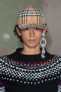 Burberry-clp-RF17-5735.thumb.jpg.4b106134c81fa0776642372f78fcb2d7.jpg