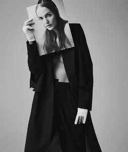 Fashion-Magazine-Zuzanna-Bijoch-Dean-Isidro-5.thumb.jpg.f182380793e48a1adfa33e005b41cede.jpg