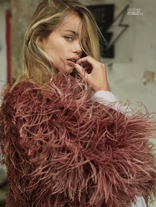 Frida-Aasen-ELLE-Norway-September-2017-Cover-Editorial09.thumb.jpg.a13284c15194744adfc84cc172bac098.jpg