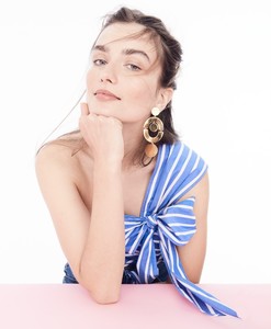 J-Crew-Statement-Earrings-Top-Lookbook06.thumb.jpg.bb7803bc1d4638d829307527853712db.jpg