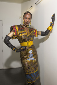 Jean_Paul_Gaultier_Fall_2017_Backstage_txJl3hgIf7-l.jpg