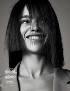 Jena-Goldsack-by-Nagi-Sakai-for-Vogue-Spain-October-2017-4-760x984.thumb.jpg.659201445fb232e7584198d1104d645f.jpg