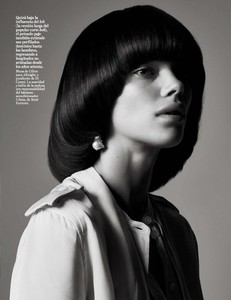 Jena-Goldsack-by-Nagi-Sakai-for-Vogue-Spain-October-2017-6-760x984.thumb.jpg.ba218afa87b5f57a30c0c773a33f4f22.jpg