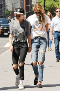 Kristen-Stewart-and-Stella-Maxwell--Hold-Hands-While-Taking-a-Walk-in-Manhattan-04.jpg