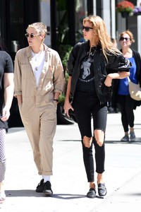 Kristen-Stewart-and-Stella-Maxwell--Out-for-lunch-in-New-York-City-02.jpg