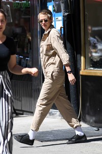 Kristen-Stewart-and-Stella-Maxwell--Out-for-lunch-in-New-York-City-03.jpg
