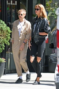 Kristen-Stewart-and-Stella-Maxwell--Out-for-lunch-in-New-York-City-04.jpg