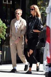 Kristen-Stewart-and-Stella-Maxwell--Out-for-lunch-in-New-York-City-05.jpg