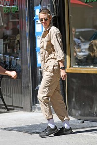 Kristen-Stewart-and-Stella-Maxwell--Out-for-lunch-in-New-York-City-07.jpg
