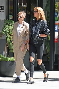 Kristen-Stewart-and-Stella-Maxwell--Out-for-lunch-in-New-York-City-09.jpg