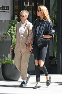 Kristen-Stewart-and-Stella-Maxwell--Out-for-lunch-in-New-York-City-10.jpg