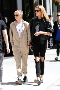 Kristen-Stewart-and-Stella-Maxwell--Out-for-lunch-in-New-York-City-11.jpg
