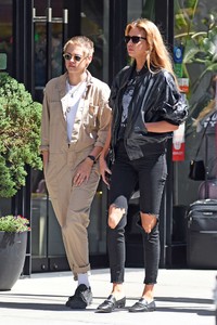 Kristen-Stewart-and-Stella-Maxwell--Out-for-lunch-in-New-York-City-12.jpg
