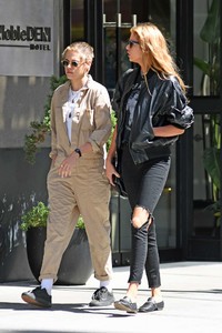 Kristen-Stewart-and-Stella-Maxwell--Out-for-lunch-in-New-York-City-13.jpg