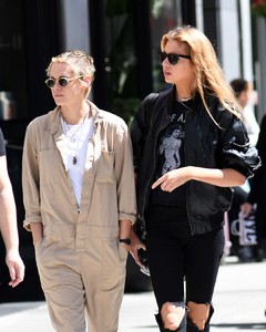 Kristen-Stewart-and-Stella-Maxwell--Out-for-lunch-in-New-York-City-14.jpg