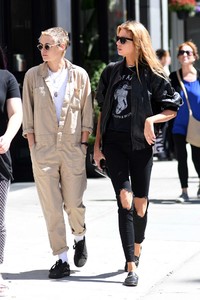 Kristen-Stewart-and-Stella-Maxwell--Out-for-lunch-in-New-York-City-15.jpg