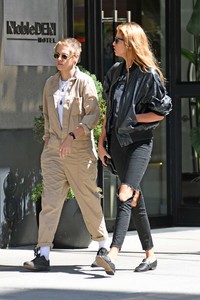 Kristen-Stewart-and-Stella-Maxwell--Out-for-lunch-in-New-York-City-18.jpg