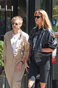 Kristen-Stewart-and-Stella-Maxwell--Out-for-lunch-in-New-York-City-21.jpg
