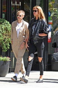 Kristen-Stewart-and-Stella-Maxwell--Out-for-lunch-in-New-York-City-25.jpg