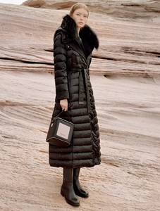 Max-Mara-Fall-Winter-2017-1-2.thumb.jpg.d6f32519059df8eeaaafae7d7b311f9d.jpg