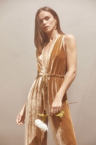 Reformation-Pretty-Dresses-Lookbook03.thumb.jpg.b3eabf8f57ed7cd72166584c8024d650.jpg