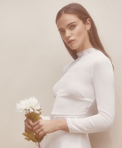 Reformation-Pretty-Dresses-Lookbook07.thumb.jpg.79a505e59a5567df9ea6cbfa54f56fe9.jpg