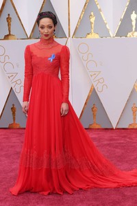 Ruth-Negga--2017-Academy-Awards--04.thumb.jpg.cd759eaca6cb4a4c9f6d8b614d7004a7.jpg