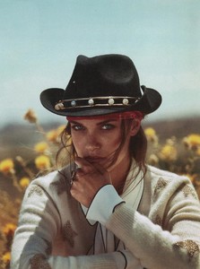 Telva-Magazine-October-2017-Gara-Arias-by-Jonathan-Segade-2.thumb.jpg.86b315753a8cfb6cd249d5ab261b2064.jpg