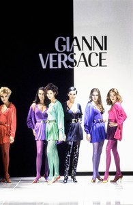 VERSACE-FALL-1991-RTW-58.thumb.jpg.cd4df050ff6a2221e09917f8ccc85977.jpg