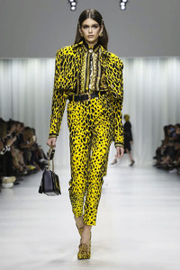 Versace-RTW-SS18-Milan-2073-1506105567-bigthumb.thumb.jpg.6a016bda632030008c15e79a8005df60.jpg