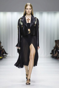 Versace-RTW-SS18-Milan-2448-1506106127-bigthumb.thumb.jpg.c62c8636e86a65111e3961196368ae72.jpg