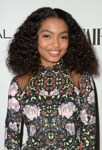 Yara-Shahidi--Vanity-Fair-LOreal-Paris-and-Hailee-Steinfeld-host-DJ-Night--06.jpg