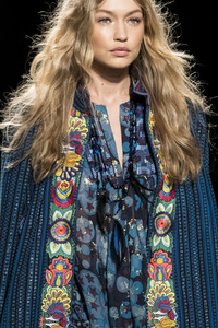 anna-sui-clp-rs18-2837.thumb.jpg.f40c3d21521d3f34630c9b1dd391d0e0.jpg