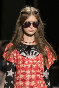 anna-sui-clp-rs18-3166.thumb.jpg.e4daf816d975fdde7c580acd2bd1c516.jpg