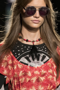 anna-sui-clp-rs18-3173.thumb.jpg.94fe23533215f412d9d96e086f6e5bd2.jpg